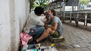 Di Dharavi, ia justru mengalami kisah yang mengesankan. Foto: YouTube/Jacob Laukaitis