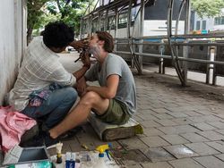 Kisah YouTuber Bule Tinggal di Pemukiman Kumuh Terbesar Asia