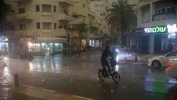 Jalan-jalan di Israel dilanda banjir, hingga memaksa para pengendara meninggalkan kendaraan mereka yang terjebak banjir. Jalan-jalan di Israel selatan juga ditutup akibat luapan air sungai yang membanjiri jalanan. Hujan lebat ini diperkirakan akan berlangsung hingga dua hari ke depan. Foto: Moti Milrod via Haaretz
