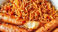 Wah mie goreng yang satu ini terlihat sangat pedas. Mie gorengnya sih polos, tapi dipadu dengan empat potong sosis goreng. Mantap! Foto: Instagram @misscarolinebong 