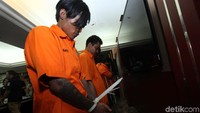 Para pelaku ini biasa beraksi di rumah mewah. Dalam aksinya mereka menyewa mobil mewah untuk mengelabui petugas keamanan perumahan.