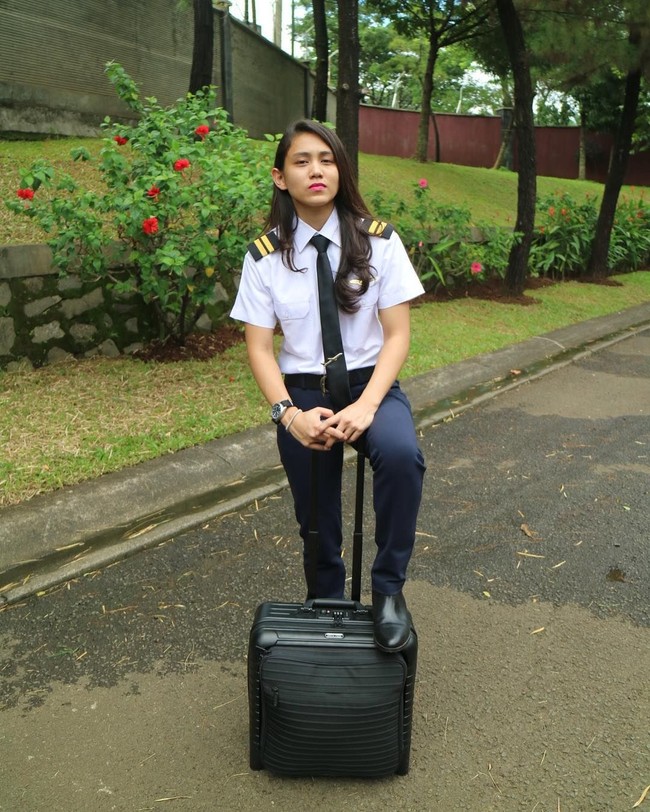 Athira kerap kali membagikan potret keseharian dirinya, dari jalan-jalan hingga foto saat mengenakan seragam. Foto: Instagram @athirafarina