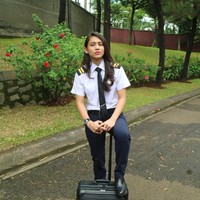 Athira kerap kali membagikan potret keseharian dirinya, dari jalan-jalan hingga foto saat mengenakan seragam. Foto: Instagram @athirafarina