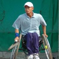 Ridwan saat berlatih tenis di kursi roda.