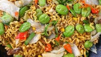 Pecinta pete pasti suka mie goreng yang satu ini. Mie goreng dengan isian pete yang melimpah dan suwiran daging ayam serta irisan kol dan cabe rawit ini buatan akun @lusiaa_vv. Rasanya pasti pedas segar. Foto: Istimewa