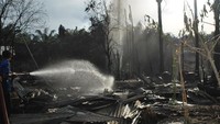 Rasyidin juga mengimbau kepada masyarakat agar tidak dulu mendekat di lokasi. Soalnya, suasana di sekitar sumur baunya masih menyengat dari semburan minyak di sumur yang sudah padam. 