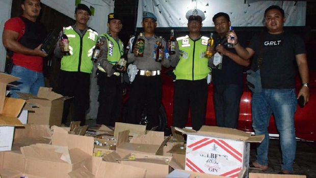 Polisi Sita Ribuan Botol Miras dalam Razia di Tangerang