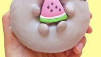 Totoro dengan warna abu-abu berbentuk donat ini sangat menggemaskan. Dengan tangan yang mungil sambil memegang sepotong buah semangka sungguh lucu! Foto: Instagram @vickiee_yo