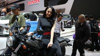 Selain untuk berbisnis, Wilona berucap uang yang didapatnya dari bekerja sebagai usher ini juga ditabung untuk bisa berjalan-jalan. Ia pun memimpikan suatu saat bisa memiliki mobil idamannya BMW. Foto: Dina Rayanti