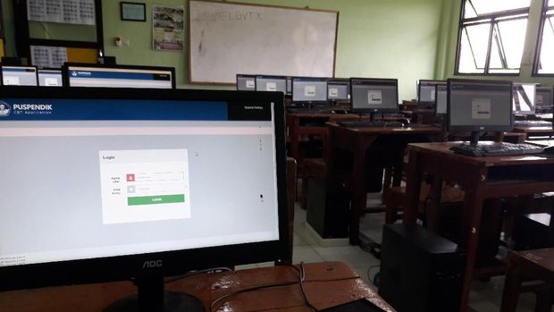 Komputer di ruang ujian SMK Binakarya Mandiri
