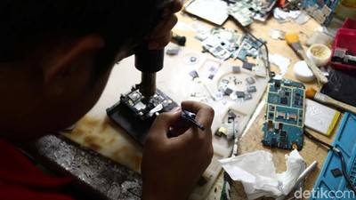 Onderdil HP Mahal Karena Dolar AS Ngamuk
