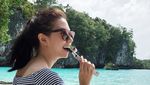 Foto: Yuki Kato dan Laguna Cantik Pulau Bair