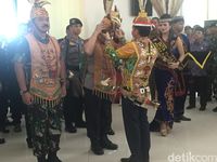 Tiba di Palangka Raya, Panglima TNI dan Kapolri Dapat Gelar Adat