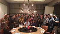 Setelah pilkada DKI Jakarta usai, Happy dan Djarot mengajak tim suksesnya makan di sebuah restoran. Kira-kira apa ya yang mereka makan kala itu? Foto: Instagram @happydjarot