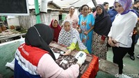 Pertamina juga melakukan pemeriksaan kesehatan bagi warga sekitar.