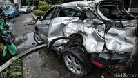Bodi bagian kiri juga rusak parah.