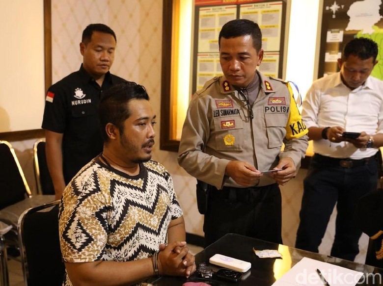 Kasus Penghinaan Nabi, Rendra Ditahan di Polda Jatim Kasus Penghinaan Nabi, Rendra Ditahan di Polda Jatim