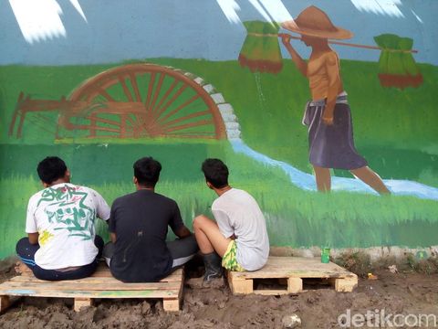 Anak-anak Muda yang Memulas Tembok Penahan Banjir Bengawan Solo