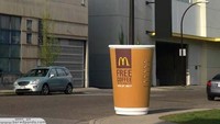 Letak properti paper cup yang digunakan untuk minum kopi ini menggugah selera jika dilihat dari angle seperti ini. Istimewa/Boredpanda.