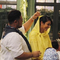 Momen intim terasa pula ketika Ivan Gunawan memperbaiki tampilan kerudung pujaan hatinya itu. (Foto: Moh. Abduh/Wolipop)