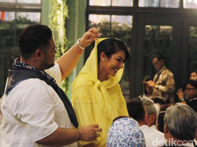 Momen intim terasa pula ketika Ivan Gunawan memperbaiki tampilan kerudung pujaan hatinya itu. (Foto: Moh. Abduh/Wolipop)