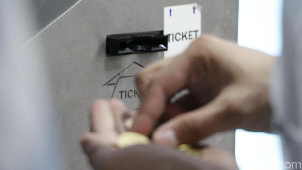 Bayar tiket parkir di mesin