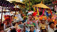 Juga ada peserta yang dipangku oleh ayahnya dengan pundak. Mereka juga dipayungi dengan payung yang cantik. (Jorge Silva/Reuters)