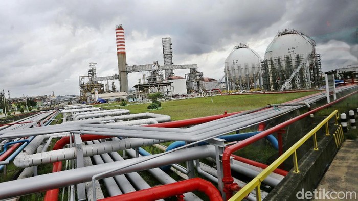 Menteri ESDM Ignasius Jonan berbincang dengan PLT Dirut Pertamina Nicke Widyawati di site development proyek Refinery Development Master Project (RDMP) Refinery Unit V Balikpapan, Kalimantan Timur, Kamis (26/4/2018). Pertamina membangun 4 Proyek RDMP dan 2 Grassroot Refinery (GRR) untuk meningkatkan total kapasitas Kilang menjadi 2 juta Barell dengan produk standar euro V.
