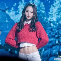 Punya tubuh tinggi dan perut rata, Krystal f(X) memiliki bentuk tubuh yang jadi idaman banyak wanita. Tubuhnya yang selalu terlihat fit dan perut rata didapatnya dari rajin latihan angkat beban, olahraga dengan fitness ball dan TRX. Foto: dok. Koreaboo