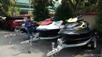 Dua hari setelah tiba di Mojokerto, penyidik menyita 13 kendaraan dari rumah dinas, rumah pribadi, dan rumah orang tua Bupati Mustafa Kamal Pasa (MKP). Terdiri dari 5 jet ski, 2 sepeda motor, 2 mobil, 3 minibus dan 1 pikap. (Foto: Enggran Eko Budianto/detikcom)