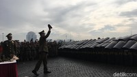 Anies-Sandi yang duduk di tenda undangan kemudian bersedia untuk menjajal kekuatan formasi berlindung Kompi Dalmas Satpol PP. Anies-Sandi mengambil batu yang sudah disediakan kemudian dilemparkan ke petugas yang sudah membentuk formasi berlindung. Foto: Indra Komara/detikcom