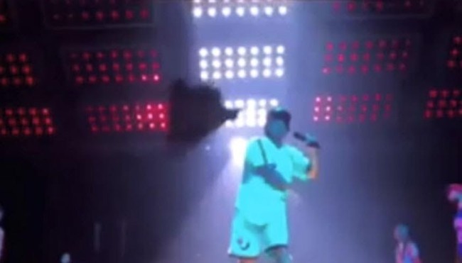 Terlihat di Insta Stories Moeka, wanita asal Jepang itu memang memvideokan dan memotret penampilan Bruno Mars dengan bersama temannya. Ketika itu, Bruno pun terlihat melempar handuk ke arah Moeka. Foto: Instagram Moeka Nozaki