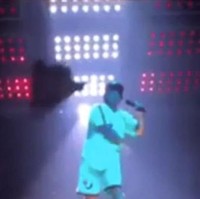 Terlihat di Insta Stories Moeka, wanita asal Jepang itu memang memvideokan dan memotret penampilan Bruno Mars dengan bersama temannya. Ketika itu, Bruno pun terlihat melempar handuk ke arah Moeka. Foto: Instagram Moeka Nozaki