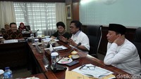 Ketua DPD Oesman Sapta Odang, Menteri Kesehatan Nila Moeloek, Dirut BPJS Kesehatan Fahmi Idris dan Gubernur Banten, Wahidin Ismail mengikuti rapat kerja dengan anggota DPD RI dari Daerah Banten di Ruang Rapat Ketua DPD RI, Gedung Nusantara III, Komplek Parlemen Senayan, Jakarta, Kamis (26/4/2018).