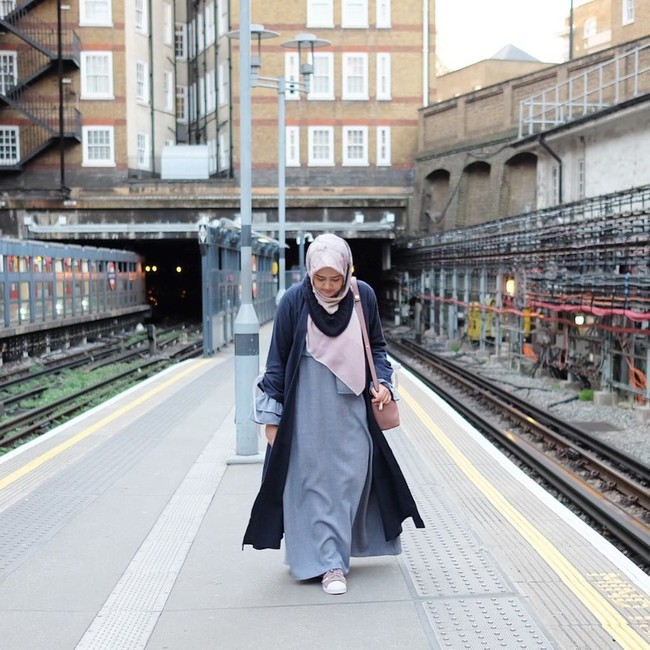 Menumpuk dres dengan long outerwear juga bisa menjadi pilihan tepat saat berjalan-jalan ke daerah dingin. Gaya Naila Rifika saat berjalan-jalan di London ini bisa kamu tiru. Foto: Instagram/Mrsdelonika