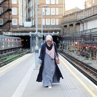 Menumpuk dres dengan long outerwear juga bisa menjadi pilihan tepat saat berjalan-jalan ke daerah dingin. Gaya Naila Rifika saat berjalan-jalan di London ini bisa kamu tiru. Foto: Instagram/Mrsdelonika