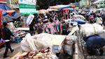 Foto: PKL Kuasai Trotoar Jalan Jatibaru dan Blok F Tanah Abang