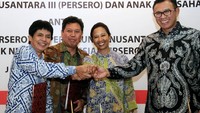 Menteri BUMN Rini M Soemarno (kanan) menyaksikan penandatanganan oleh Dirut PT Pupuk Indonesia Aas Asikin Idat (kiri), Plt Dirut PTPN III Dolly P Pulungan (tengah) dan Dirut Bank BNI Achmad Baiquni saat MoU Pengadaan Pupuk Untuk Kebutuhan PT Perkebunan Nusantara III dan Anak Perusahaan Antara BNI, Pupuk Indonesia dan PTPN III di Jakarta, Kamis (26/4).