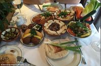 Wanita Ini Bingung Karena Disajikan Salad Sayuran Utuh di Restoran Lebanon