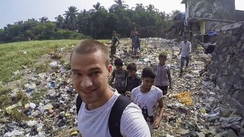 Jacob Laukitis adalah seorang traveler yang cukup tenar di YouTube ataupun Instagram. Sekitar 2 tahun lampau, dia mengunjungi pemukiman kumuh di Mumbai, India ini tapi tidak sempat lama di sana, padahal dia ingin tahu lebih soal daerah ini dan kehidupannya. Foto: YouTube/Jacob Laukaitis