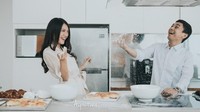 Di frame lainnya, Raditya Dika dan Anissa Aziza tampak sedang berada di sebuah dapur. Eonni @yoona__lim & Oppa @jichangwook lg bkn kue (jgn protes, jgn renggut kebahagiaan kami), tulis Anissa untuk caption foto ini. Foto: Instagram Anissa Aziza