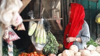 Ternyata istri mantan Gubernur DKI Jakarta itu sering masak. Sehabis pengajian pagi di rumah warga, saya ke pasar seperti biasa belanja untuk masak di rumah, tulisnya. Foto: Instagram @happydjarot