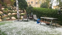 Hujan deras yang membawa butiran es mengguyur wilayah Arad, Gurun Negev, Israel. Foto: Aryeh Schiff via Haaretz