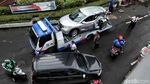 Mobil Crossover yang Ditabrak Kopaja Dievakuasi