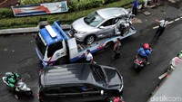 Kejadian ini disebabkan sopir Kopaja mabuk dan tidak bisa mengendalikan mobilnya.