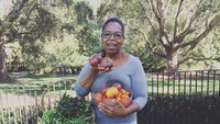 Kali ini Oprah kembali menunjukkan hasil panennya. Adakah yang lebih baik dari tomat segar yang baru dipetik? tanya Oprah. Foto: Instagram oprah