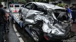 Mobil Crossover yang Ditabrak Kopaja Dievakuasi