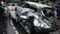 Mobil tersebut diangkut mobil derek.