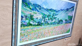 Dengan ketebalan yang tipis membuat TV ini seperti frame lukisan. Foto: Josina/detikINET