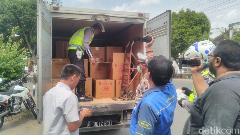 Stop Peredaran Miras Oplosan, Mobil Box dan Bus Jadi TO Stop Peredaran Miras Oplosan, Mobil Box dan Bus Jadi TO